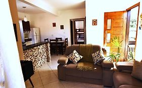 Apto bem equipado, com 2 quartos acomoda até 6 pessoas confortavelmente